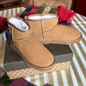 NWT LAMO Kora Short Water-resistant Suede Boots, size 8, Chestnut
